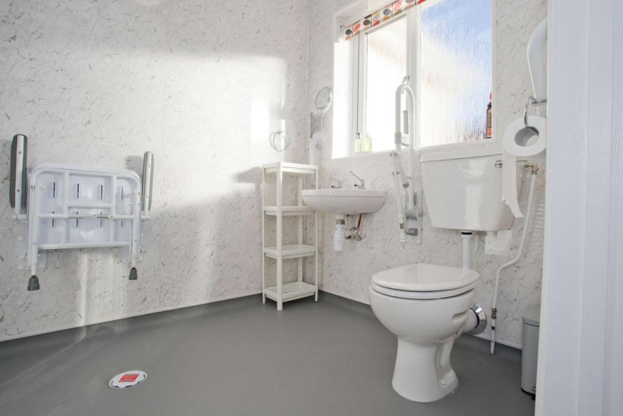 Hilda'S Retreat Accessible Wheel Chair Friendly With Hoist Poole Exterior photo